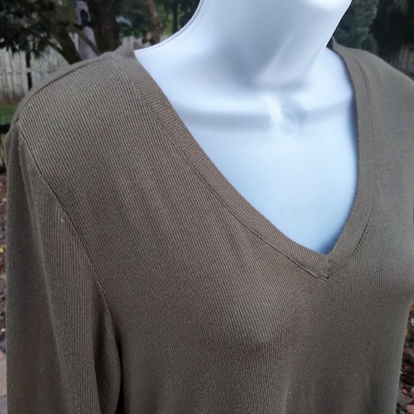 Apt 9 Top L - Picture 2 of 5